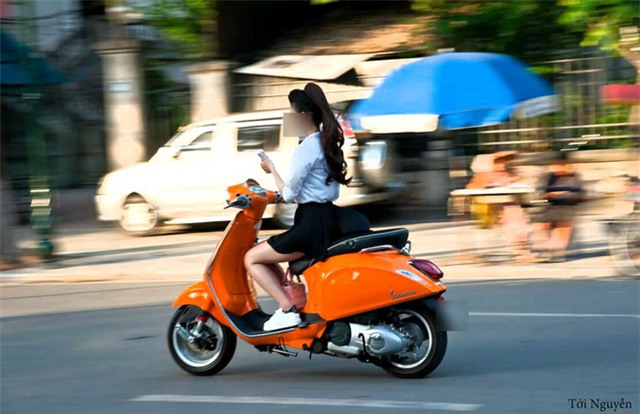 Hot girl đầu trần, phi xe trên phố khiến cả trăm người dõi theo - Ảnh 2.