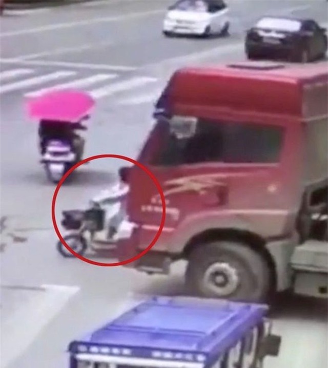 Vì di chuyển quá gần chiếc xe tải nên khi người đi xe đạp ngã xuống, chiếc xe to lớn vẫn tiếp tục leo lên