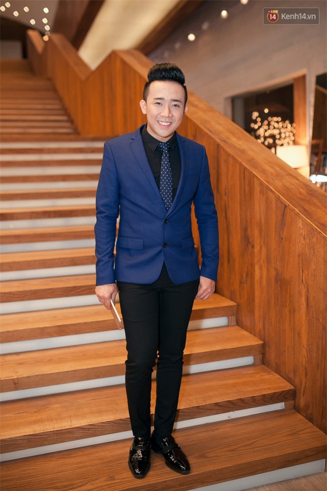 Trấn Thành tình tứ ôm Hari Won, Hòa Minzy khoe eo gợi cảm trong sự kiện - Ảnh 1.