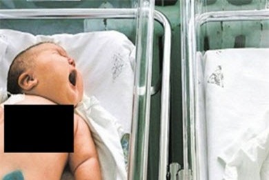 13 bác sĩ đỡ đẻ cho bà mẹ 300kg sinh em bé 18,16kg - Ảnh 2.