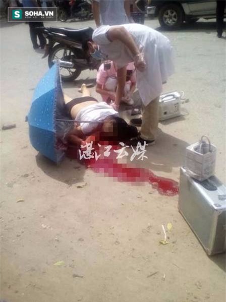 Đừng bao giờ che ô khi đang điều khiển xe máy, đây là nguyên nhân - Ảnh 1.