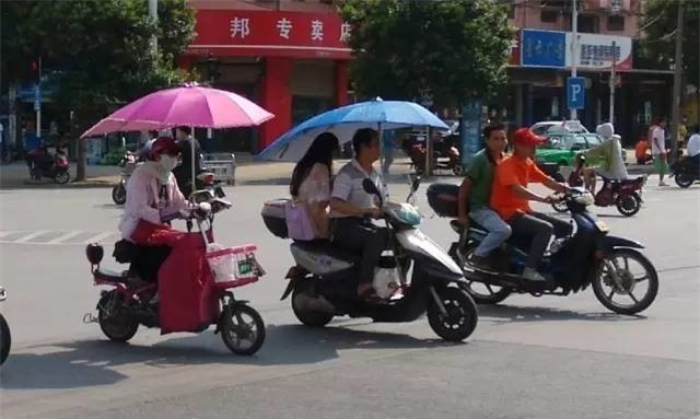 Đừng bao giờ che ô khi đang điều khiển xe máy, đây là nguyên nhân - Ảnh 3.