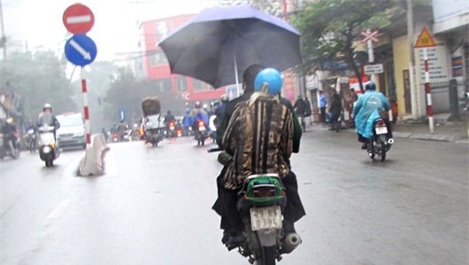 Đừng bao giờ che ô khi đang điều khiển xe máy, đây là nguyên nhân - Ảnh 4.