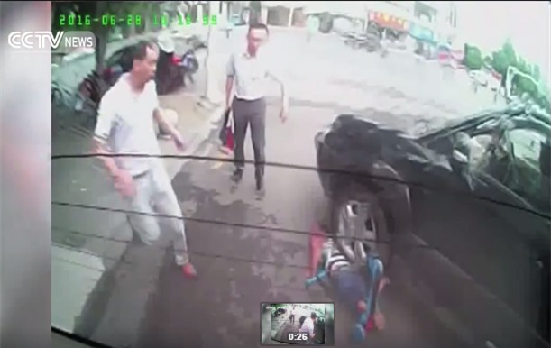 Thót tim bé trai chơi xe trượt ngã dúi dụi, kẹt dưới bánh xe ô tô - Ảnh 5.