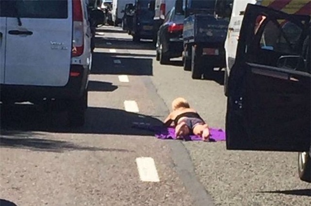 Bức ảnh hot nhất trong ngày: Cô gái tranh thủ phơi nắng giữa đường cao tốc