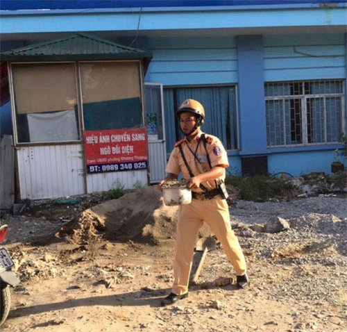 hanh dong bat ngo cua csgt duoi nang nong gay sot mang - 3