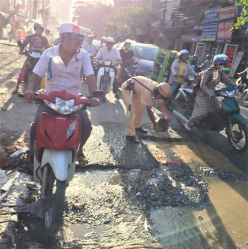 hanh dong bat ngo cua csgt duoi nang nong gay sot mang - 4