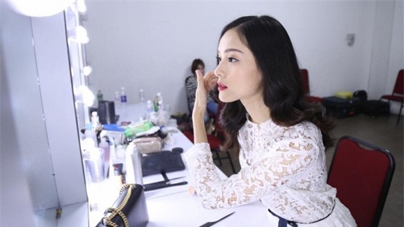 Hạ Vi trang điểm nhẹ nhàng  0