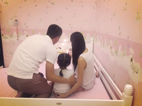 Những hình ảnh hiếm hoi của bé Bánh Gạo, con gái Thủy Tiên - Công Vinh.