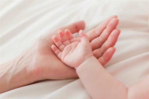 Cặp vợ chồng bị bắt vì bỏ rơi cậu con trai 11 tháng tuổi trong bệnh viện suốt 3 năm - Ảnh 2.