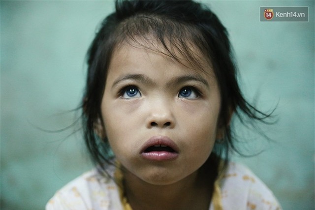 Đôi mắt màu xanh kỳ lạ của hai anh em câm điếc bán vé số nơi xóm nghèo Sài Gòn - Ảnh 1.