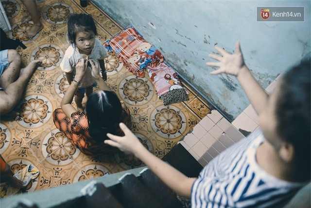 Đôi mắt màu xanh kỳ lạ của hai anh em câm điếc bán vé số nơi xóm nghèo Sài Gòn - Ảnh 11.
