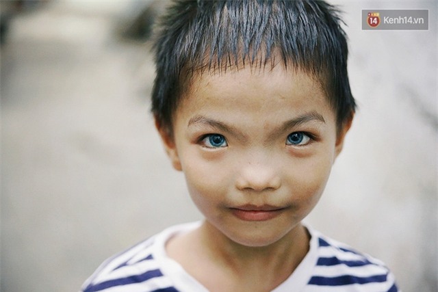 Đôi mắt màu xanh kỳ lạ của hai anh em câm điếc bán vé số nơi xóm nghèo Sài Gòn - Ảnh 12.
