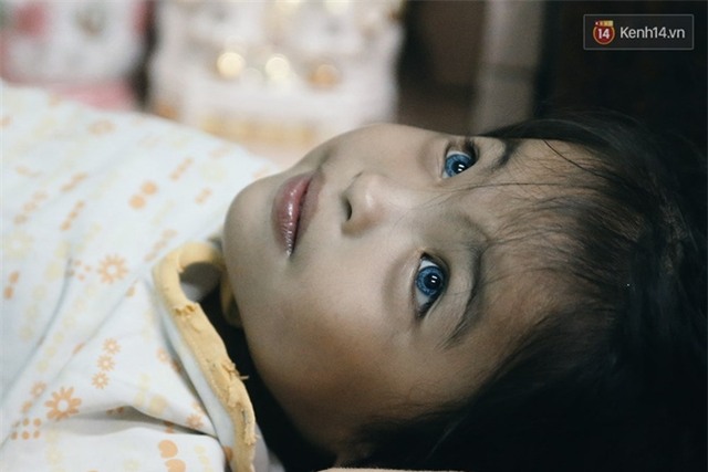 Đôi mắt màu xanh kỳ lạ của hai anh em câm điếc bán vé số nơi xóm nghèo Sài Gòn - Ảnh 4.