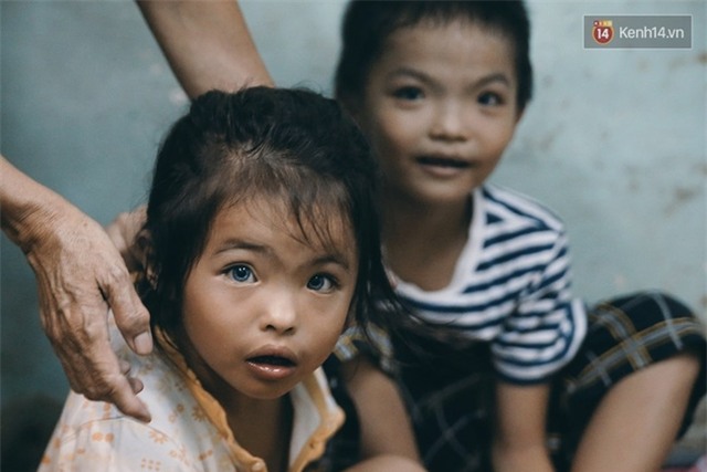 Đôi mắt màu xanh kỳ lạ của hai anh em câm điếc bán vé số nơi xóm nghèo Sài Gòn - Ảnh 5.