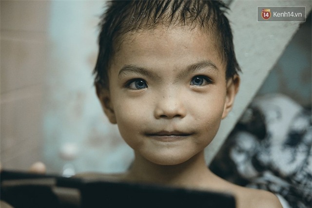 Đôi mắt màu xanh kỳ lạ của hai anh em câm điếc bán vé số nơi xóm nghèo Sài Gòn - Ảnh 7.