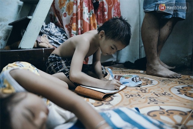 Đôi mắt màu xanh kỳ lạ của hai anh em câm điếc bán vé số nơi xóm nghèo Sài Gòn - Ảnh 8.