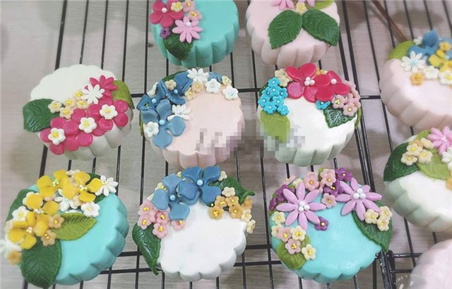 bánh trung thu, bánh trung thu handmade, gái công sở làm bánh trung thu, làm bánh trung thu bán