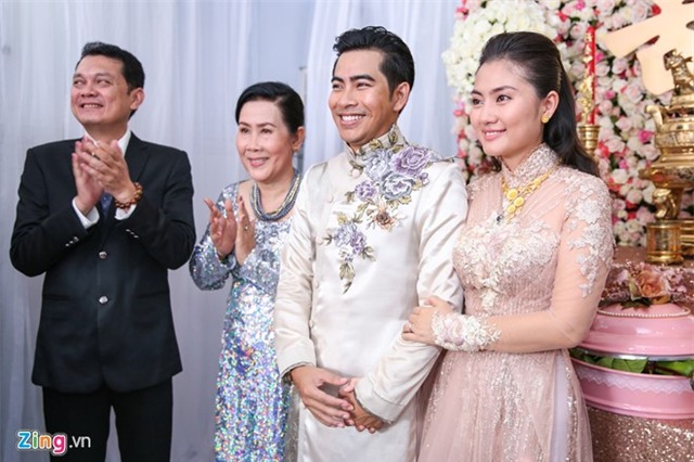 Ngoc Lan om me va bat khoc trong dam hoi hinh anh 8