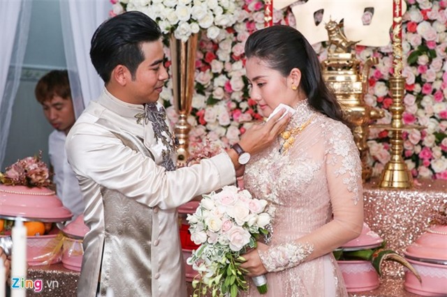 Ngoc Lan om me va bat khoc trong dam hoi hinh anh 10