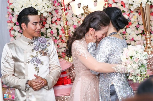 Ngoc Lan om me va bat khoc trong dam hoi hinh anh 11