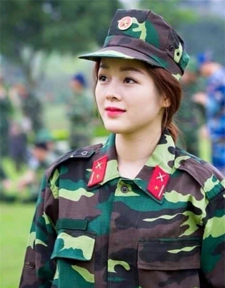 Nu quan nhan xinh dep duoc dan mang tim kiem hinh anh 1