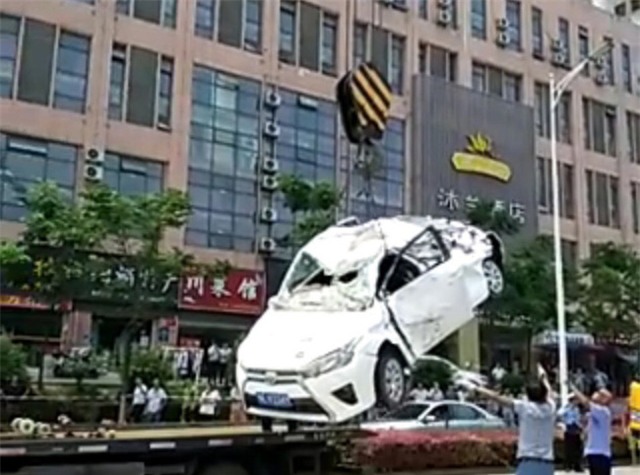 Tài xế thoát chết thần kỳ sau khi bị container chở sỏi đi bên cạnh đè bẹp dúm - Ảnh 5.