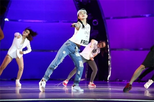 Minh Hang goi y 4 mau quan jeans khong the thieu ngay he hinh anh 3