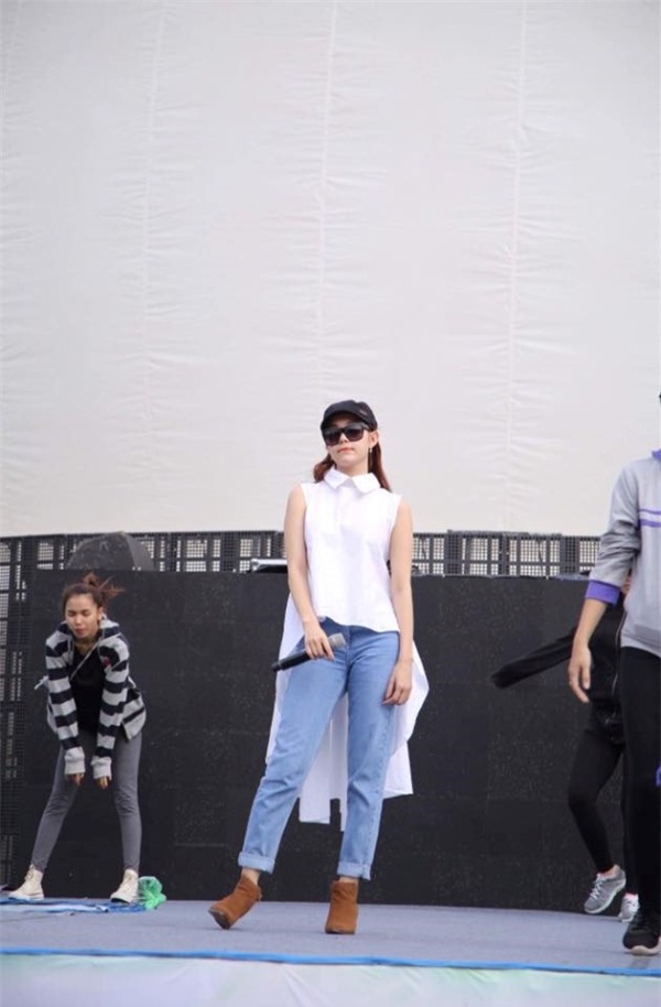 Minh Hang goi y 4 mau quan jeans khong the thieu ngay he hinh anh 4