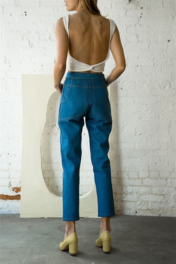 Một sự lựa chọn thú vị nữa dành cho các quý cô đó còn là giày đế thô sắc màu rực rỡ (color block). Những đôi giày này sẽ giúp bạn dễ dàng thu hút mọi ánh nhìn với vẻ tươi tắn, nổi bật mà chúng mang lại. Tuy nhiên, vì những đôi giày này đã khá nổi bật, bạn nên lựa chọn kết hợp cùng những trang phục mang màu sắc nhã nhặn hơn để mang đến sự hài hòa cho tổng thể trang phục. Giày đế thô dáng thấp màu mè tương phản với sắc xanh của chiếc quần jeans năng động. Lối kết hợp sơmi + quần jeans đã quá quen thuộc? Một đôi giày đỏ rực rỡ sẽ làm bộ trang phục của bạn bừng sáng lên trông thấy.