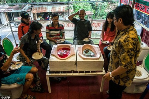 Jamban Cafe, indonesia, bồn cầu, ăn canh từ bồn cầu xổm