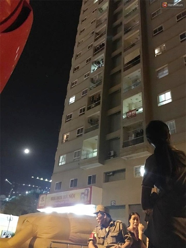 Hà Nội: Mâu thuẫn tình cảm, nam thanh niên dọa nhảy lầu tự sát từ tầng 16 - Ảnh 1.
