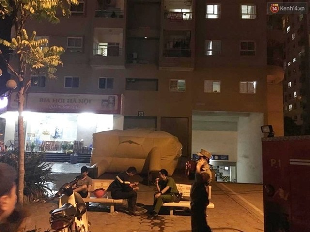 Hà Nội: Mâu thuẫn tình cảm, nam thanh niên dọa nhảy lầu tự sát từ tầng 16 - Ảnh 2.