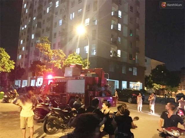 Hà Nội: Mâu thuẫn tình cảm, nam thanh niên dọa nhảy lầu tự sát từ tầng 16 - Ảnh 3.