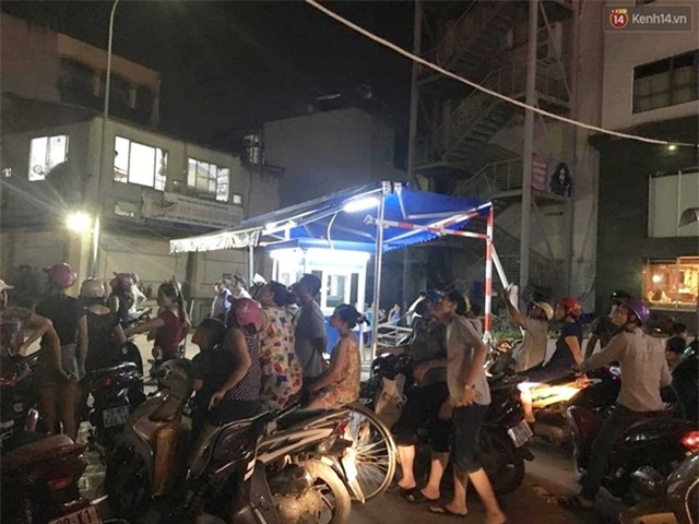 Hà Nội: Mâu thuẫn tình cảm, nam thanh niên dọa nhảy lầu tự sát từ tầng 16 - Ảnh 5.