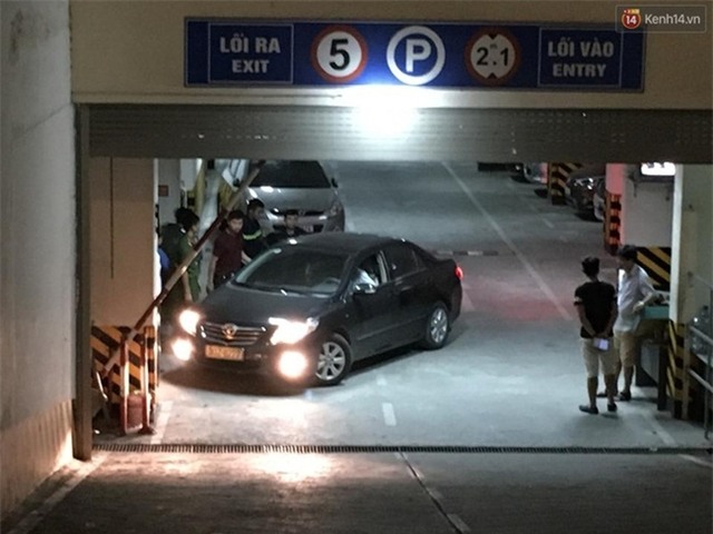 Hà Nội: Mâu thuẫn tình cảm, nam thanh niên dọa nhảy lầu tự sát từ tầng 16 - Ảnh 8.