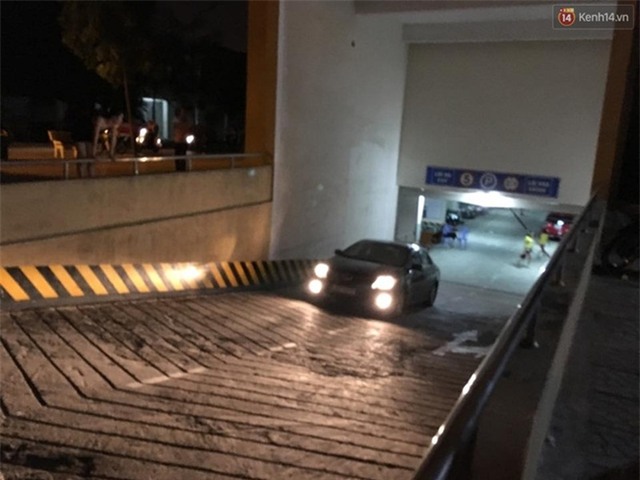 Hà Nội: Mâu thuẫn tình cảm, nam thanh niên dọa nhảy lầu tự sát từ tầng 16 - Ảnh 9.