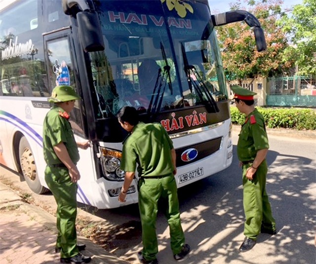 Dam chet nguoi, keo xac nan nhan bo ben duong roi chay tron hinh anh 1