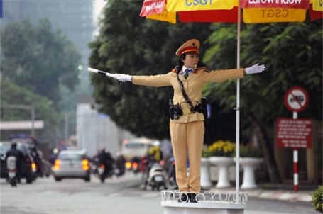 Thiếu úy Kim Anh chỉ huy, điều khiển giao thông.