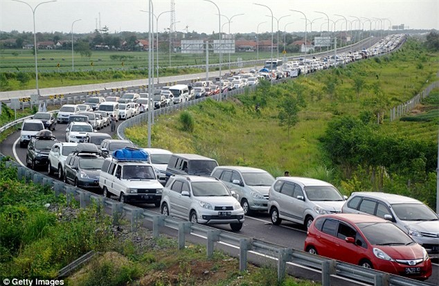 lái xe bằng chân, Hà Nội, Hồ Chí Minh, ô tô, giảm giá, mua xe, giá cước, giá xăng, lái xe, tài xế, tai nạn