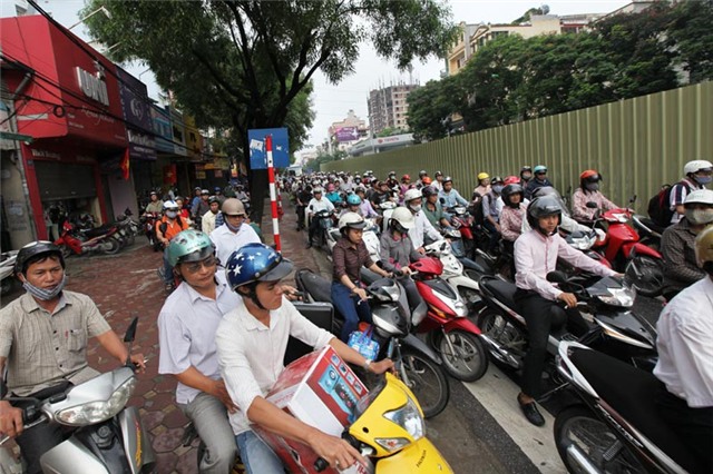 lái xe bằng chân, Hà Nội, Hồ Chí Minh, ô tô, giảm giá, mua xe, giá cước, giá xăng, lái xe, tài xế, tai nạn