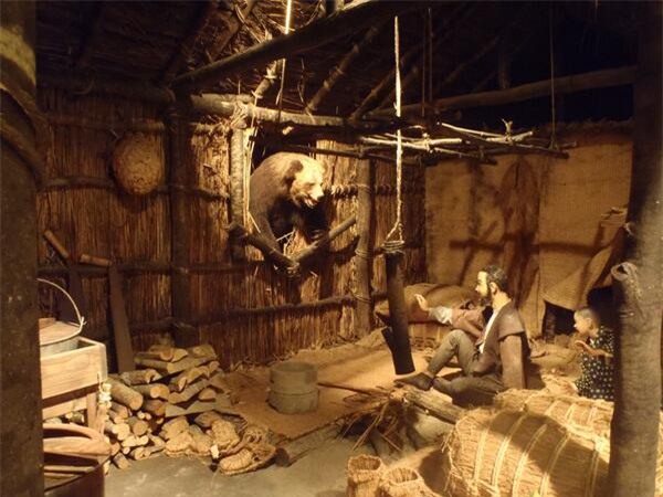 Ám ảnh ngôi làng ma sau thảm sát của hung thần trên mặt đất - Ảnh 2.