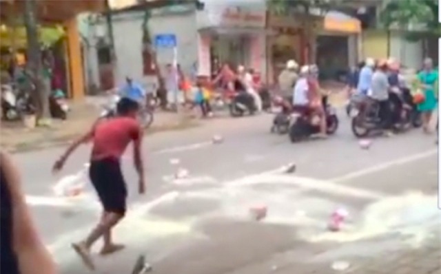 Video ghi lại toàn bộ vụ ông bố bị bắt vì đập sữa trước siêu thị - Ảnh 3.