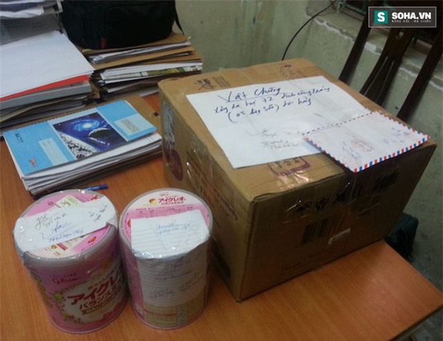 Video ghi lại toàn bộ vụ ông bố bị bắt vì đập sữa trước siêu thị - Ảnh 4.