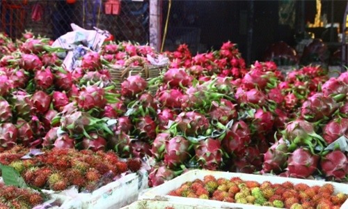 TP.HCM: Trái cây vỉa hè giá rẻ như cho nhưng vẫn ế