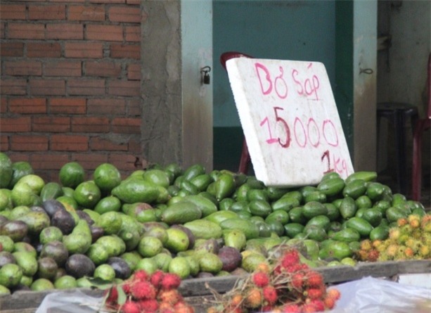 TP.HCM: Trái cây vỉa hè giá rẻ như cho nhưng vẫn ế