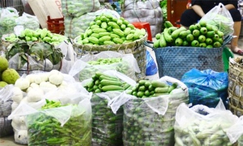 TP.HCM: Trái cây vỉa hè giá rẻ như cho nhưng vẫn ế