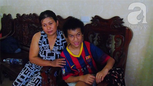 Biến cố cuộc đời của đứa trẻ khuyết tật bị bạo hành gây phẫn nộ ở Nghệ An