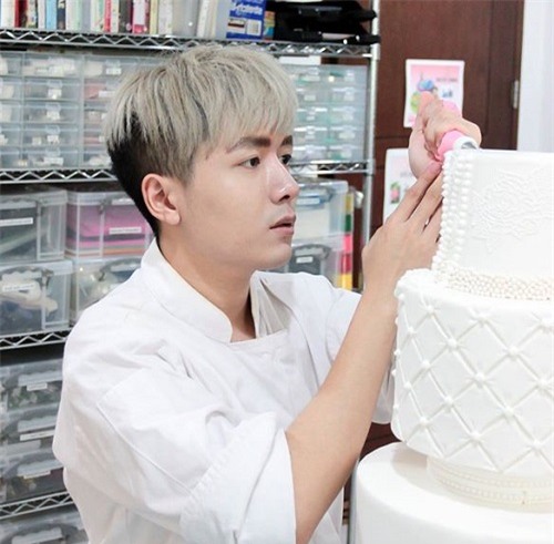 fondant, gumpaste, bánh ngọt, Nguyễn Vũ Hoàng Anh, hoa giả, khởi nghiệp, 9x, thầy giáo, làm bánh, bánh ngọt,học nghề