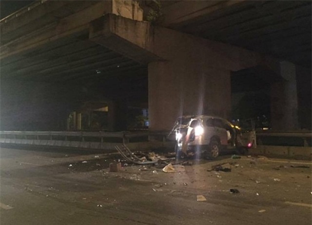 Hà Nội: Nam thanh niên lao ô tô từ trên cầu Thanh Trì xuống đất tử vong - Ảnh 1.